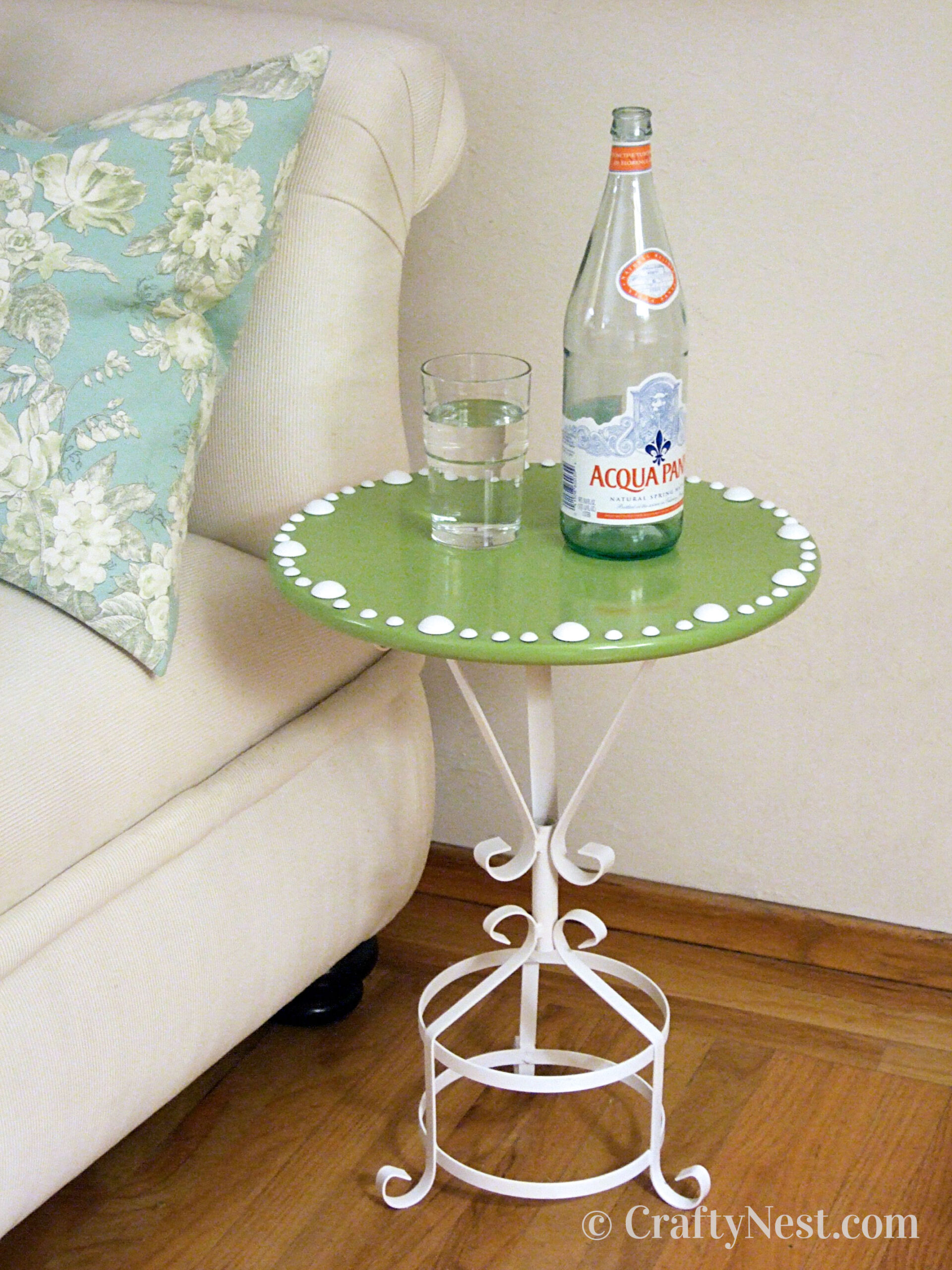 столик с ножками из бутылок